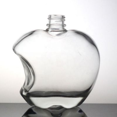 Durchsichtige Flasche mit Apfelsaft 500 ml Glasflasche mit Plastikkappe