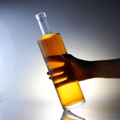 750 ml Wodka Glasflasche mit Korken und einzigartiger Zylinderform in einzigartigem Design