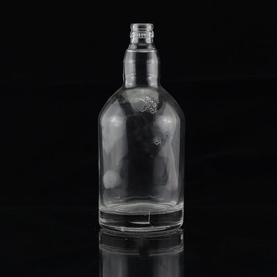 Flaschen aus Tequila mit rundem Hals und leerem Flint