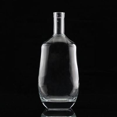 Flaschen aus Tequila mit rundem Hals und leerem Flint