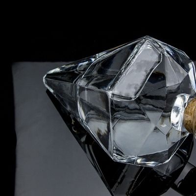 Individuell gestaltete Logo-Gravur Transparente einzigartige Form Gin Glasflasche mit Kork
