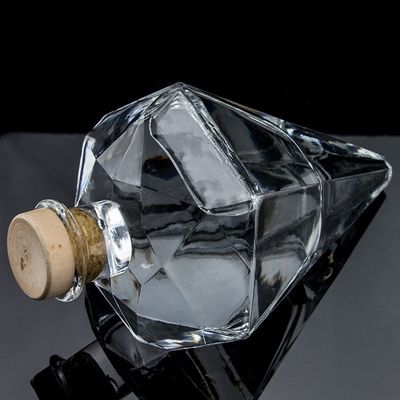 Individuell gestaltete Logo-Gravur Transparente einzigartige Form Gin Glasflasche mit Kork