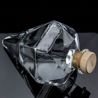 Individuell gestaltete Logo-Gravur Transparente einzigartige Form Gin Glasflasche mit Kork