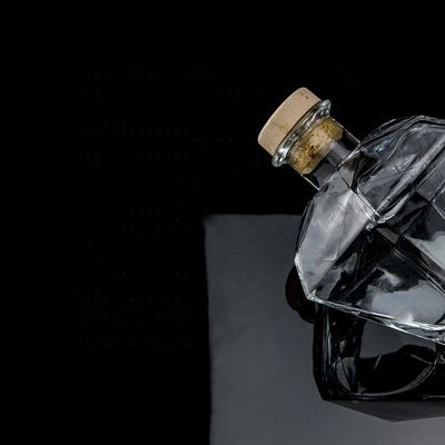 Individuell gestaltete Logo-Gravur Transparente einzigartige Form Gin Glasflasche mit Kork
