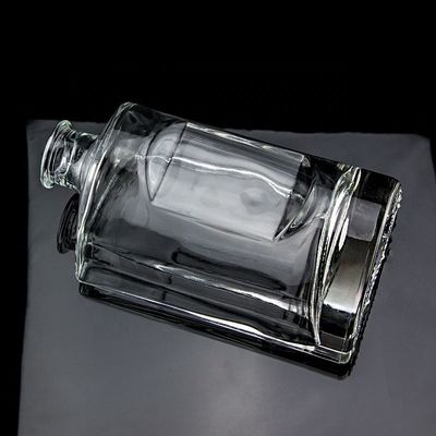 Maßgeschneiderte 750 ml Glasflasche mit Korkkappe und klarem runden Finish