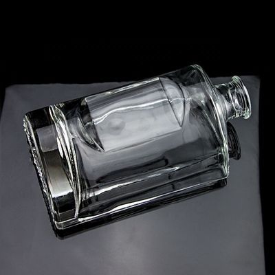 Maßgeschneiderte 750 ml Glasflasche mit Korkkappe und klarem runden Finish