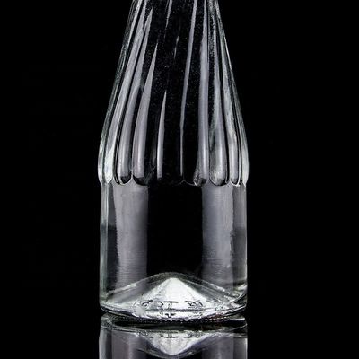 Glas-Körpermaterial 500 ml 700 ml Whisky-Weinflasche mit einzigartigem Boden