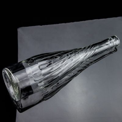 Glas-Körpermaterial 500 ml 700 ml Whisky-Weinflasche mit einzigartigem Boden