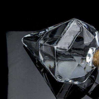 Glas Whisky Flasche 700ml mit einzigartiger Diamant Form und individuelles Logo