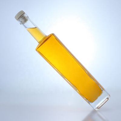 700 ml High Flint Round Shape Liquor Glass Flasche mit benutzerdefiniertem Logo und Korkoberfläche