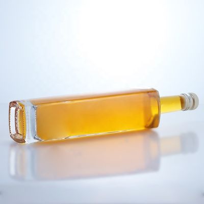 700 ml High Flint Round Shape Liquor Glass Flasche mit benutzerdefiniertem Logo und Korkoberfläche