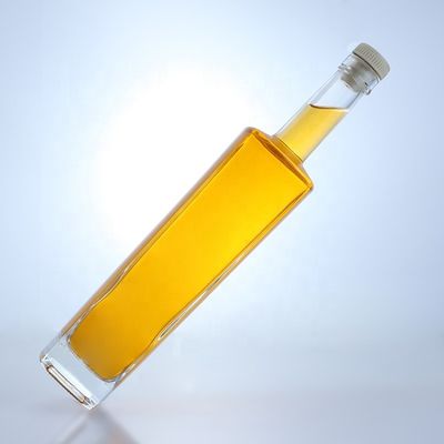 700 ml High Flint Round Shape Liquor Glass Flasche mit benutzerdefiniertem Logo und Korkoberfläche