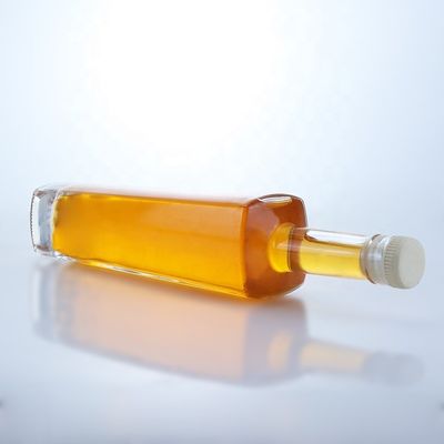 700 ml High Flint Round Shape Liquor Glass Flasche mit benutzerdefiniertem Logo und Korkoberfläche
