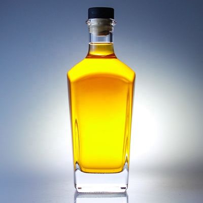 700 ml Quadrat-Gin-Flasche mit Korkveredelung und dickem Boden aus Extra-Flickenglas