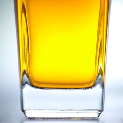 700 ml Quadrat-Gin-Flasche mit Korkveredelung und dickem Boden aus Extra-Flickenglas