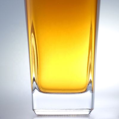 700 ml Quadrat-Gin-Flasche mit Korkveredelung und dickem Boden aus Extra-Flickenglas