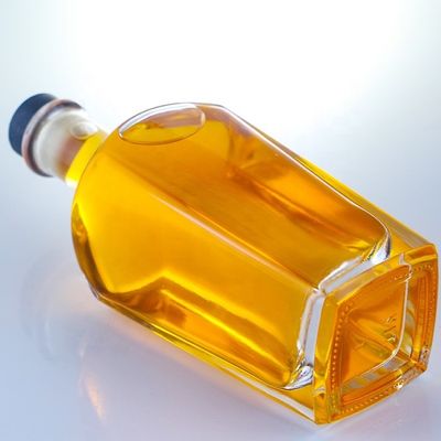 700 ml Quadrat-Gin-Flasche mit Korkveredelung und dickem Boden aus Extra-Flickenglas