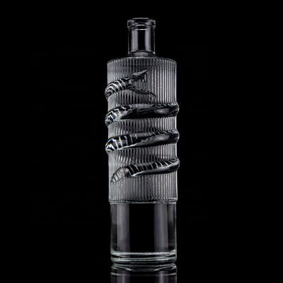 Custom Logo Klar 750ml Bar Top Emossed Schlange Zeichnung Glasflasche für Wodka-Zylinder