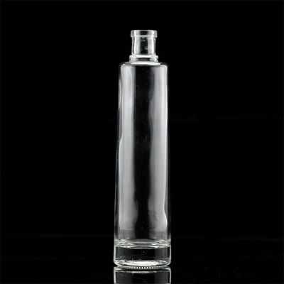 750 ml schwere, klare Glasflasche mit Goldmetallkappe