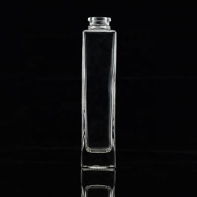 750 ml schwere, klare Glasflasche mit Goldmetallkappe