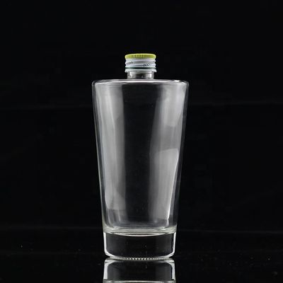 750 ml schwere, klare Glasflasche mit Goldmetallkappe