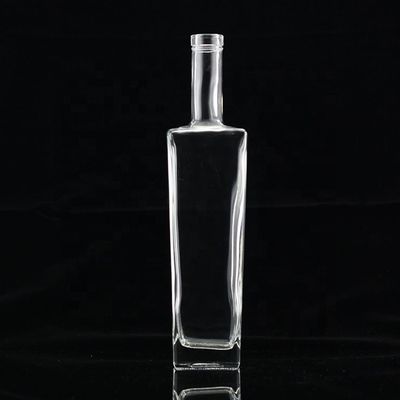 750 ml schwere, klare Glasflasche mit Goldmetallkappe