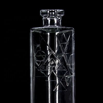 750 ml runde, schicke, dreieckige Pyramidenglasflasche mit Kork-Logo