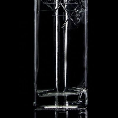 750 ml runde, schicke, dreieckige Pyramidenglasflasche mit Kork-Logo