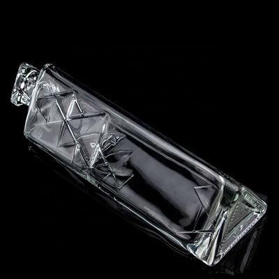 750 ml runde, schicke, dreieckige Pyramidenglasflasche mit Kork-Logo