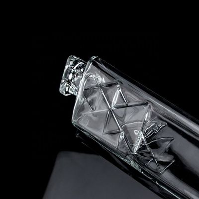 750 ml runde, schicke, dreieckige Pyramidenglasflasche mit Kork-Logo