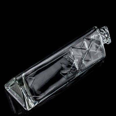 750 ml runde, schicke, dreieckige Pyramidenglasflasche mit Kork-Logo