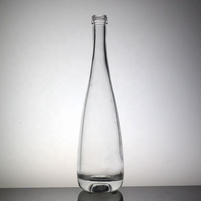 Durchsichtige Flasche mit Apfelsaft 500 ml Glasflasche mit Plastikkappe