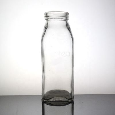 Durchsichtige Flasche mit Apfelsaft 500 ml Glasflasche mit Plastikkappe