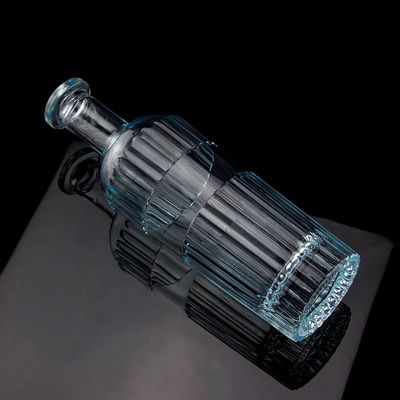 Pretty Light Blue 750ml 75cl Vertikalstreifen Wodka Flasche mit Deckel aus klarem Glas