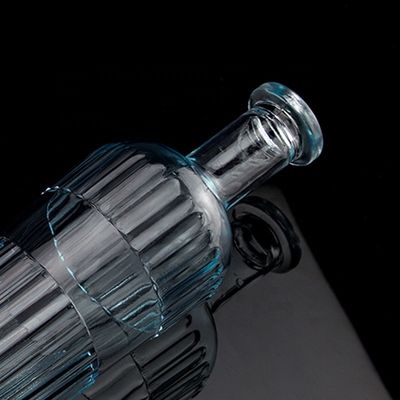 Pretty Light Blue 750ml 75cl Vertikalstreifen Wodka Flasche mit Deckel aus klarem Glas