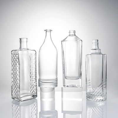 Durchsichtige Glasflasche mit geprägtem Körper und Korkkappe