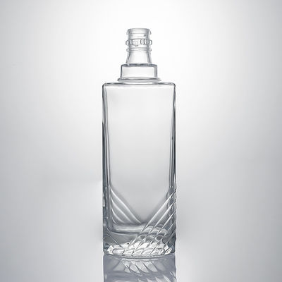 Durchsichtige Glasflasche mit geprägtem Körper und Korkkappe