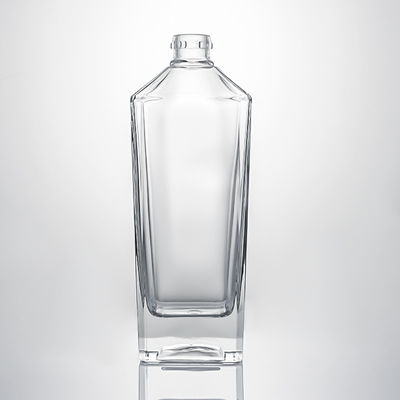 Durchsichtige Glasflasche mit geprägtem Körper und Korkkappe