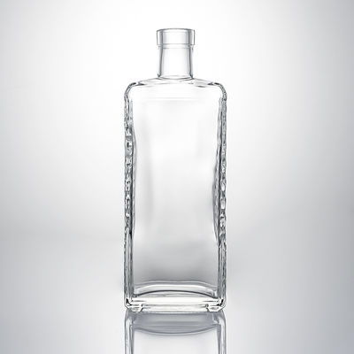 Durchsichtige Glasflasche mit geprägtem Körper und Korkkappe