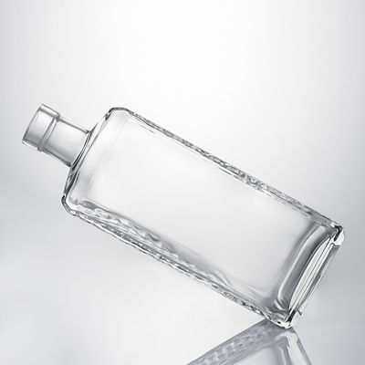 Durchsichtige Glasflasche mit geprägtem Körper und Korkkappe