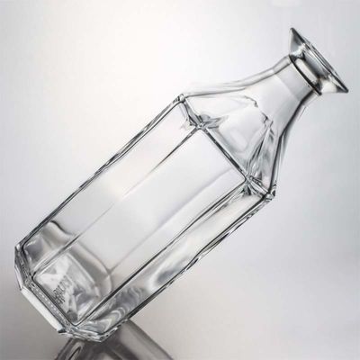 Durchsichtige oder individuell angepasste einzigartige Polygon Glas Flasche für Whisky Gin Rum Wodka 1000ml