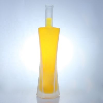 750 ml klare Wodka Whisky Glasflaschen mit Kork für Getränke Lagerung Kragen Material