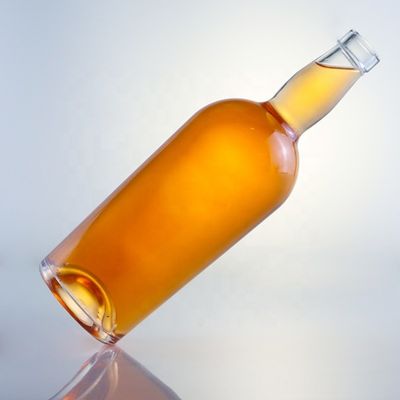 Einzigartiges Design 700 ml 750 ml Brandy Wodka Tequila Glasflasche mit Kork Customized Logo
