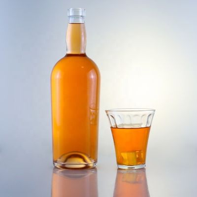 Einzigartiges Design 700 ml 750 ml Brandy Wodka Tequila Glasflasche mit Kork Customized Logo