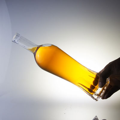 Custom 750 ml Glasflasche Gewicht Basismaterial Glas 500 ml Glas Alkoholflasche für Whisky