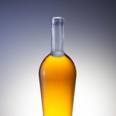 Custom 750 ml Glasflasche Gewicht Basismaterial Glas 500 ml Glas Alkoholflasche für Whisky